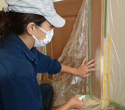 『スマリペット』は川崎市も対応しております修理業者です。川崎市川崎区賃貸マンションで貫通したドアの穴を塞ぎドア両面補修しました。幸区のアパートの下足扉の下端破損、丁番を外して施工、扉の角がつぶれた部分を修復、色や木目柄を合わせて仕上げました。中原区の戸建てリビング入り口格子扉の傷や割れ、格子破損各所を再生修理しました。高津区のマンションの部屋の間仕切り引き戸3枚の各所の穴を修復しました。多摩区の小型犬たちに齧られてしまったクローゼット扉欠損部と建具枠のささくれ部分の修復完了です。宮前区湿気が多い北側のアパート一室の木枠、無数のカビ染みや汚れた黒染みと障子枠各所修理しました。麻生区のマンション空室、洋室扉のビリビリに破かれた木目調シート剥がれ修繕依頼承りました。神奈川県横浜市、緑区マンションのうさぎがかじった柱と木枠を補修しました。破損範囲と破損の数が多く施工期間は4日間でした。 │横浜市、青葉区の二世帯戸建て仔犬につけられた木枠かじりあと、大黒柱の歯形修復、敷居と玄関框、アルミ玄関ドアのかじり傷を補修させていただきました。 │横浜市、港北区アパートのチンチラが噛んだ跡がついた化粧シートのクローゼット扉の修繕をいたしました。 │横浜市都筑区賃貸マンションの柴の仔犬にガリガリにされたトイレドアとリビングドア、収納扉、その他家のドアの修理に施工3日間かかりました。 │横浜市、保土ヶ谷の築年数の経った戸建て空き家、猫の爪で引っ掛かれ部屋のあちこちをボロボロされた砂壁修繕と木枠と酷い柱えぐれ補修をしました。 │横浜市、旭区アパートの退去前にうさぎに部屋を無数にかじりつかれボロボロ、ガリガリと噛みつかれた柱と巾木を直しました。 │横浜市瀬谷区アパート1階の外から侵入したネズミにかじられた部屋の押し入れと柱、壁穴壁紙クロス被害を直しました。 │横浜市中区賃貸のマンション、多頭飼いの子犬ワンちゃんたちの粗相あとのフローリング床染み修復をいたしました。尿染みの範囲が広く施工期間は2日間でした。 │横浜市西区のマンションのケージから脱走したハムスターによる壁穴と壁紙破れ、各所噛みちぎったドアの木目シートの剥がれ修理をしました。 │横浜市南区賃貸戸建て、犬のおしっこでフローリングと敷居の剥がれと水分による膨らみを修理しました。 │横浜市、港南区の戸建てのパグの噛み跡がついた柱補修、家具の補修で施工期間は2日間でした。 │横浜市栄区戸建て売却物件、居住者の飼っていたげっ歯類のデグー、フェレットのキッチンの側板のパネルの噛み傷、敷居の噛んだ跡を直しました。 │横浜市金沢区賃貸ペット不可マンション、インコによるキッチンカウンターその他建材の破損部分を修復しました。 │横浜市、磯子区の施設、犬にやられた入り口ドアのえぐれた傷を修理しました。 │横浜市、泉区の戸建て犬たちに噛みつかれえぐられたアンティーク家具、椅子の脚を修復いたしました。 │横浜市、保土ヶ谷区のアパートの猫たちにビリビリに剥がされた壁紙と下地ボードのえぐれを直しました。 │横浜市鶴見区ペット不可のマンションの猫ちゃんの爪研ぎ跡、襖と障子、引き戸の引っ掻き傷を補修しました。部屋じゅう傷だらけで施工期間は３日間でした。